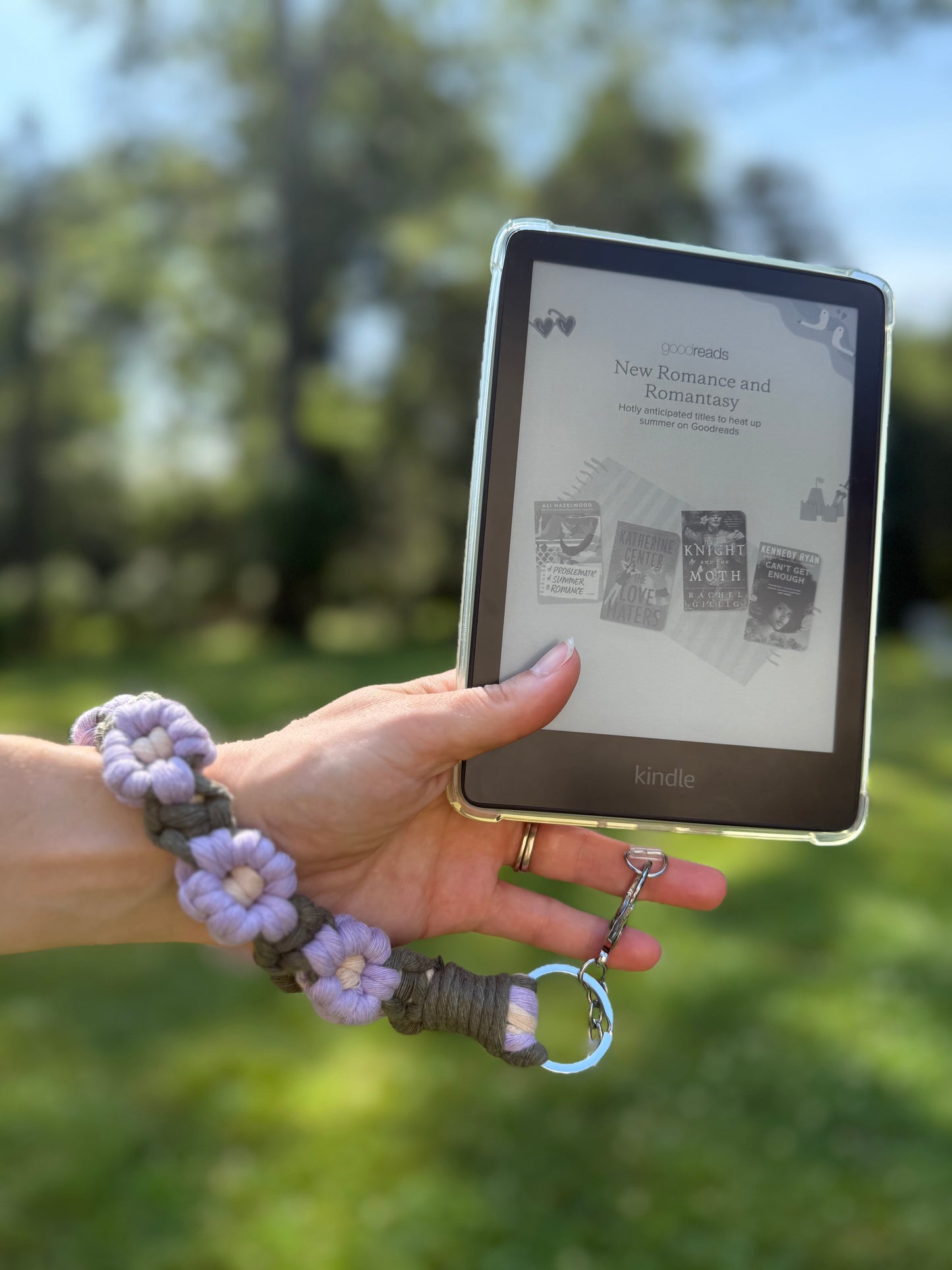 Lavendar Macrame Daisy Wristlet